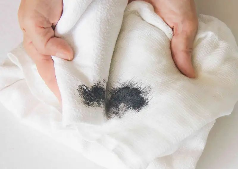5 Cara Alami Hilangkan Noda Tinta di Pakaian